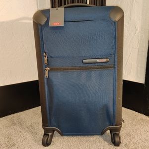 Tumi Gen 4.2 International Expandable 4-Wheeled Carry-On (Navy)